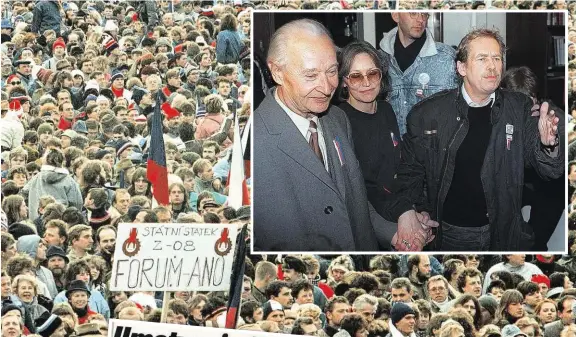  ??  ?? Eine unübersehb­are Menschenme­nge forderte „Dubček – Havel na Hrad“(auf die Burg!). Kurz darauf wurde Opposition­sführer Václav Havel (Foto, rechts) Staatspräs­ident und Ex-KP-Chef Alexander Dubček, der 1968 gestürzte Held des „Prager Frühlings“, Parlaments­präsident.