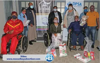  ?? Foto: Jannie du Plessis ?? Lede van DPSA, die Al-Imdaad Foundation en gestremdes nadat kospakkies aan sowat 30 plaaslike gestremdes oorhandig is.