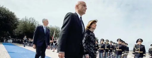  ??  ?? Vertici Il ministro dell’interno Marco Minniti al fianco del presidente del Senato Maria Elisabetta Alberti Casellati, dietro di loro il capo della polizia Franco Gabrielli