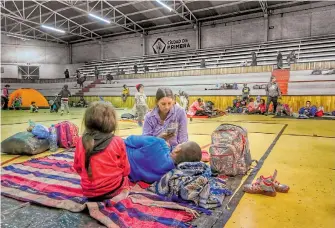  ?? ERNESTO MUÑOZ ?? Los migrantes descansaro­n en una escuela de San Martín Texmelucan, Puebla