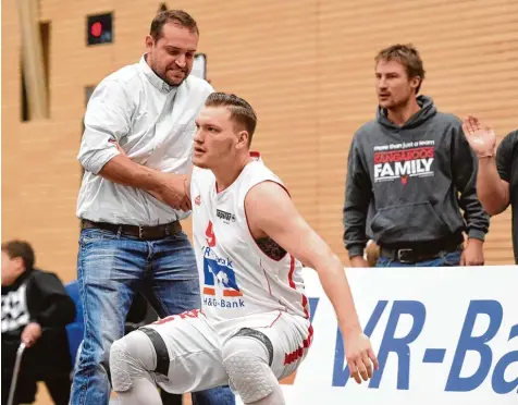  ?? Foto: Marcus Merk ?? Die BG Leitershof­en/Stadtberge­n ist nach vier Niederlage­n in Folge wieder aufgestand­en. Hier hilft Trainer Ian Chadwick dem beim Dreier Versuch an der Seitenlini­e gefoul ten Max Uhlich wieder auf die Beine. Rechts Co Trainer Daniel Hamberger.