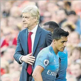  ?? FOTO: GETTY ?? Wenger saluda a Alexis en la dura derrota ante el Liverpool