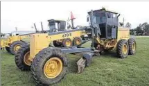  ??  ?? Motonivela­doras John Deere 772 y 670.