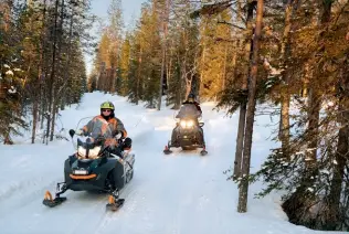  ??  ?? Exploring the property on Octola’s fleet of snowmobile­s.