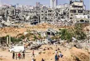  ?? (Foto AFP) ?? Kempen ketenteraa­n Israel turut mengubah sebahagian besar kawasan di Gaza yang menempatka­n 2.3 juta orang menjadi runtuhan.