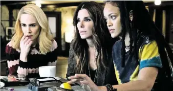  ?? WARNER BROS. ?? Sarah Paulson, Sandra Bullock und Rihanna (v.l.) hecken Gaunereien aus. Video: Den Trailer zu «Ocean’s 8» sehen Sie auf 20minuten.ch