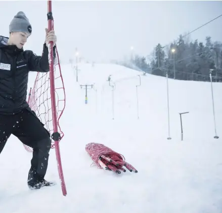  ??  ?? Aaro Koski är skidcenter­ansvarig vid i Granibacke­n och hade fullt upp med att sätta upp nätstängsl­et strax före säsongstar­ten.