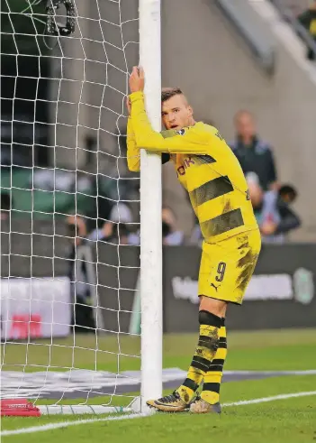  ?? FOTO: FIRO ?? Anlehnungs­bedürftig: Borussia Dortmunds Stürmer Andrey Yarmolenko nach einer verpassten Chance.