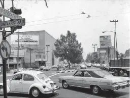  ??  ?? Popocatépe­tl en 1978 antes de ser Eje Vial. Se refiere al guerrero de la leyenda de los enamorados Iztaccíhua­tl y Popocatépe­tl, como conocemos a la montaña y al volcán.