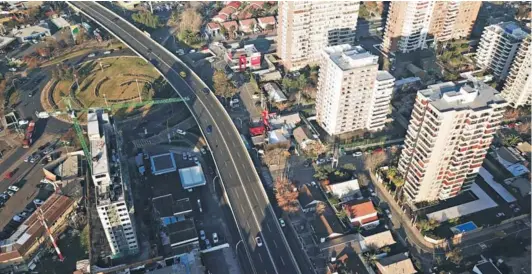  ??  ?? Las Condes pretende levantar un edificio de 85 departamen­tos a una cuadra de la rotonda Atenas. Algunos vecinos se oponen.