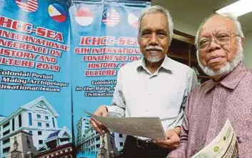  ??  ?? The Shaikh al-Kulliyyah at ISTAC-IIUM, Professor Datuk Dr Osman
Bakar (left) with Malaysian Historical Society chairman Datuk Jumaat Mohd Noor in Kuala Lumpur yesterday. PIC BY ROHANIS SHUKRI