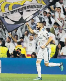  ?? FOTO: SIRVENT ?? Karim Benzema celebra uno de sus dos goles Acabó ovacionado por el Bernabéu