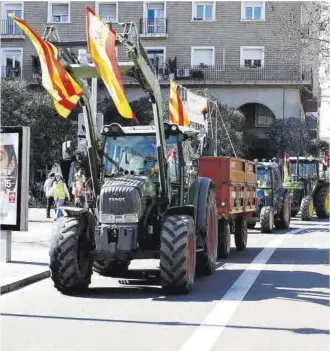  ?? Miguel Ángel Gracia ?? Los tractores de Cosuenda, en la plaza San Francisco, ayer por la mañana.