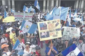  ??  ?? Miles de guatemalte­cos marcharon para pedir la renuncia del presidente Morales y respaldar a la Cicig, una comisión antimafia de la ONU. (EFE)