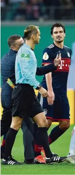  ?? Fotos: Witters (2), dpa ?? Unwahrsche­inlich, dass Ralf Rangnick dem Schiedsric­hter Assistente­n Katzenvide­os zeigt (links). Wahrschein­lich handelte es sich um jene Szene, als Arturo Vidal Emil Fors berg foulte (rechts). Elfmeter oder nicht? Endgültig zum Hadern brachte die...