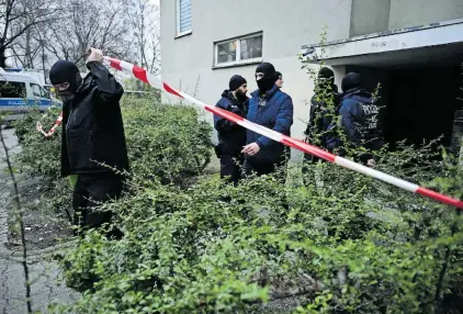  ?? [John MacDougall/AFP/APA] ?? In diesem Berliner Wohnhaus trafen die Polizisten das Ex-RAF-Mitglied Daniela Klette an.