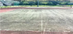  ??  ?? KEADAAN antara gelanggang di Pusat Tenis, KSKK Likas yang terjejas teruk.