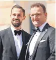  ??  ?? Jens Spahn (CDU, rechts), Bundesmini­ster für Gesundheit, und sein Ehepartner Daniel Funke trugen Smoking und Fliege.