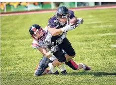  ?? RP-FOTO: RALPH MATZERATH ?? Sicher gefangen: Jens Walter (rechts) und die Langenfeld Longhorns werden auch 2019 in der 2. Football-Bundesliga spielen.