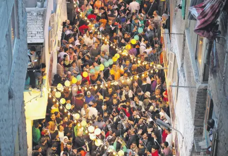  ?? ?? Una cena comunitari­a de Iftar (romper el ayuno) en el distrito de Matareya, en el mes del Ramadán, Egipto. (EFE)