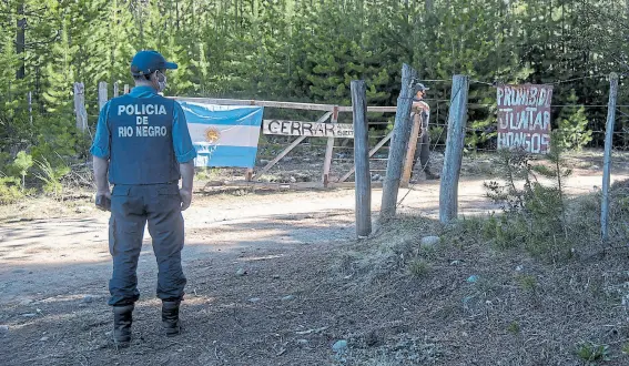  ?? Marcelo martínez ?? El lof Gallardo Calfú pretende ocupar un campo en el paraje El Foyel, a 75 kilómetros de Bariloche