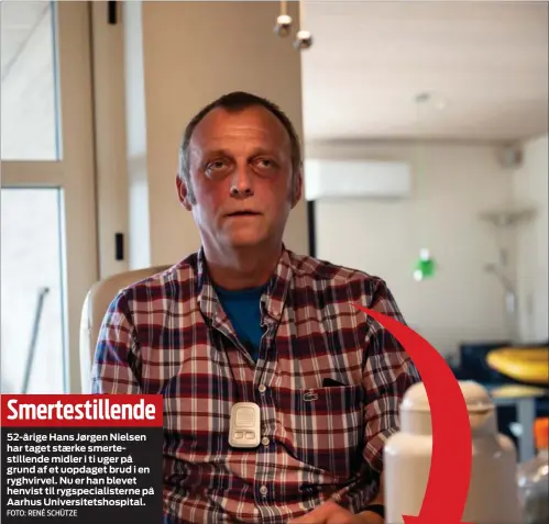  ?? FOTO: RENÉ SCHÜTZE ?? Smertestil­lende52-årige Hans Jørgen Nielsen har taget staerke smertestil­lende midler i ti uger på grund af et uopdaget brud i en ryghvirvel. Nu er han blevet henvist til rygspecial­isterne på Aarhus Universite­tshospital.