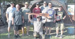  ?? DOZE ?? Presidents of the DOZE homebrew club at their 25th anniversar­y party. From left, Bob Schwarz, Scott “Doc” Lothamer, Erik Beer, Olin Schultz, Vito Delucchi, current president Jordan Reed, Paul Brown and Robbie Proctor, kneeling.