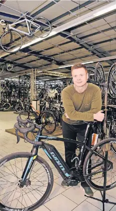  ?? RP-FOTO: DIETRICH JANICKI ?? E-Bikes sind momentan der Renner. Händler Marc Michalsky erwartet bei E-Rennrädern einen neuen Boom.
