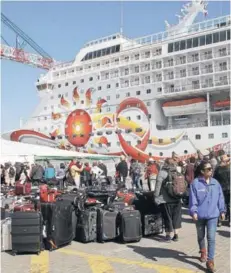  ?? FOTO: MARCELO BENITEZ ?? ►► El crucero Norwegian Sun en el puerto de San Antonio, V Región.