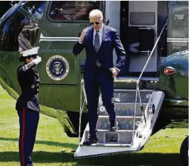  ?? EFE ?? ▶El presidente estadounid­ense, Joe Biden, saluda a un marine tras aterrizar en el césped de la Casa Blanca la aeronave en la que regresó de un viaje a Nueva York.
