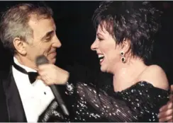  ?? FOTO: AP ?? Aznavour var damernes ven – her er han hevet på scenen af Liza Minnelli, i 1987 på Lido i Paris.