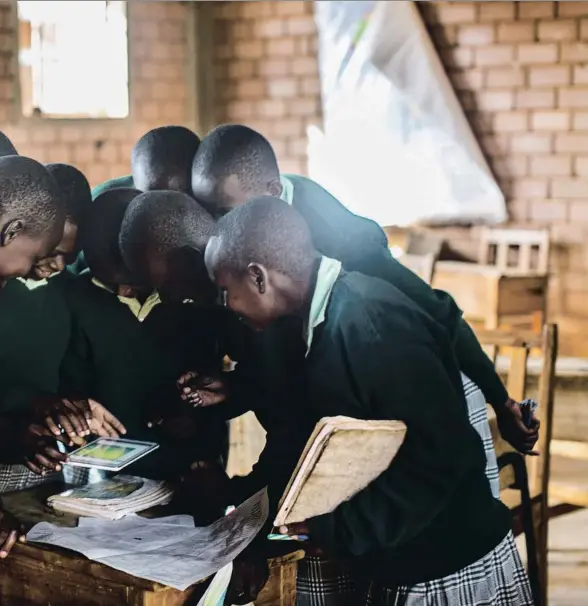  ?? ISMAEL MARTÍNEZ SÁNCHEZ. ?? Expectació­n
Un grupo de niñas del último curso de primaria de Nyumbani Village miran los contenidos de una de las tabletas de ProFuturo. Los profesores destacan que este sistema de aprendizaj­e interactiv­o motiva más a sus alumnos; además, es un...