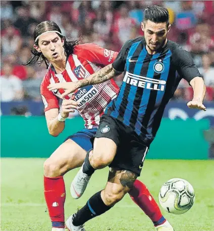  ?? FOTO: EFE ?? Filipe Luis trata de quitar el balón a Politano El Atlético cerró su participac­ión en la ICC con derrota