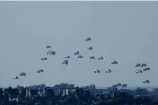  ?? MAYA ALLERUZZO / ASSOCIATED PRESS ?? Parachutes drop humanitari­an aid into the northern Gaza Strip, as seen from southern Israel, on Monday.