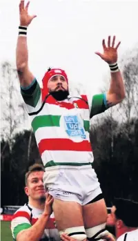  ??  ?? ●●Stockport line out jumper Marc Benson keeps his eye on the ball