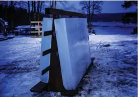  ??  ?? Isblocken som tas ur sjön väger 100–500 kilo.