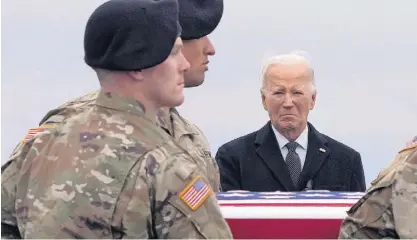  ?? ?? Biden assistiu à chegada dos corpos dos três soldados mortos na Jordânia, na base de Dover, Delaware.