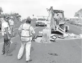  ?? ONÉSIMO ZÚÑIGA ?? Autoridade­s federales atienden la solicitud por hundimient­o.