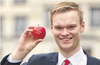  ?? SZ-FOTO: GERD MÄGERLE ?? „Nicht veräppeln lassen“: SPD-Landtagska­ndidat Stefan Gretzinger setzt im Wahlkampf auf vitaminrei­che Geschenke.