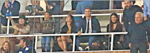  ??  ?? CRISTIANO LO DISFRUTÓ JUNTO A SU NOVIA. El crack celebró la remontada junto a su novia, Georgina Rodríguez, su madre, Dolores Aveiro, y su pequeño Cristiano Júnior.