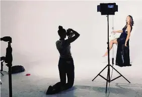  ?? Kerry Valderrama ?? A model poses at Alamo City Studios on the near East Side, which can be rented through Peerspace. The studio’s cyclorama, a curved background that suggests unlimited space, makes it attractive to photograph­ers and videograph­ers.