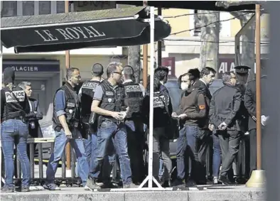  ?? EFE / ALEX MARTIN ?? Agentes de policía en el lugar del ataque, en Romans sur Isère.