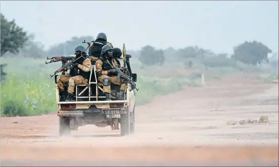  ?? SIA KAMBOU / AFP ?? Soldados burkineses cerca de la capital, Uagadugú,en una imagen de archivo