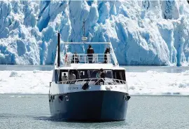  ??  ?? Izquierda: panorámica del glaciar Upsala que se avista desde el barco (Santa Cruz). Derecha: sunset kayaking de la mano del Gato Curuchet, un clásico de la laguna Esmeralda, en las cercanías de Ushuaia (Tierra del Fuego).