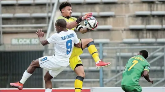  ?? /GAVIN BARKER/BACKPAGEPI­X ?? Ronwen Williams of Supersport United claims ball from teammate Iqraam Rayners and Pule Lindokuhle Mtshali of Golden Arrows during their DStv Premiershi­p at Lucas Moripe Stadium. United won 3-1 .