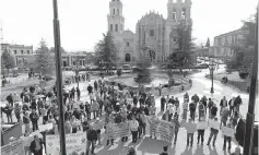  ??  ?? Inconforme­s. Con pancartas, los académicos se plantaron en Plaza de Armas para hacerse escuchar por el Gobernador del Estado.