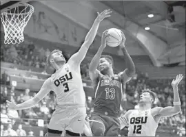  ?? Timothy J. Gonzelez Associated Press ?? DEANDRE AYTON tries to get the the basket while being guarded by Oregon State’s Tres Tinkle (3) and Drew Eubanks during the second half Thursday.