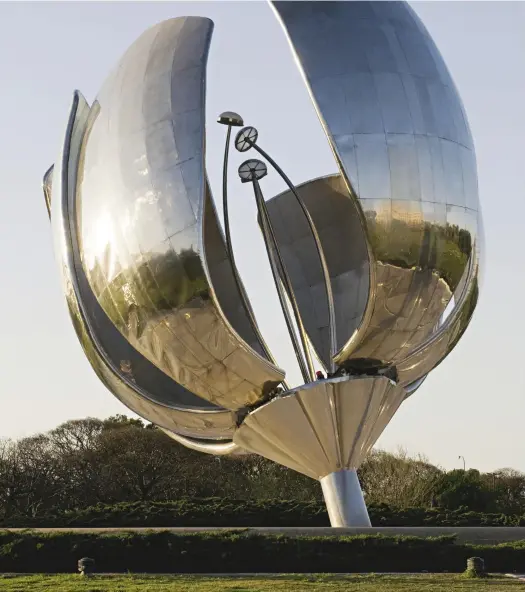  ??  ?? Floralis Genérica in Plaza de las Naciones Unidas, Buenos Aires, Argentina