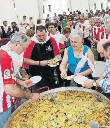  ??  ?? Varias peñas rojiblanca­s vivieron un día intenso repleto de actos. Así la de Galdames, la del Chopo de la Vega, con la presencia de Gurpegi y la de Lehoiak de Elgeta, con Iribar y Carmelo a la cabeza, disfrutaro­n de la jornada en un ambiente festivo...