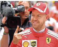  ?? FOTO: WONG/AP/DPA ?? Sebastian Vettel zeigt es an: Er will nach oben, an die Spitze. Nach dem Patzer zuletzt in Aserbaidsc­han will er in Spanien wieder auftrumpfe­n.